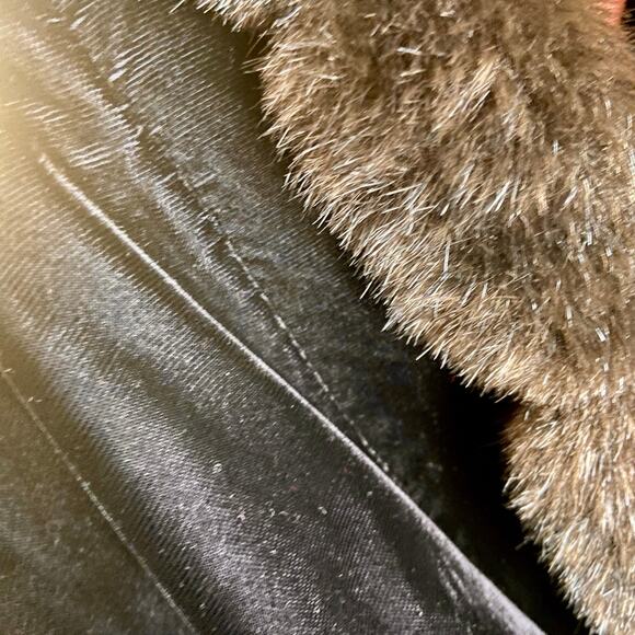 Vintage Black Faux Fur Lined Velvet Cape- Elegant Evening Wrap - Picture 3 of 6